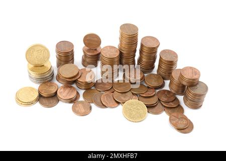 Viele verschiedene gestapelte Münzen, isoliert auf Weiß Stockfoto
