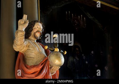 Alte Skulptur Jesu von 1670 mit dem Globus in der Hand, Egeskov, Dänemark, 19. September 2022 Stockfoto