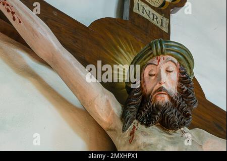 Hölzernes Kruzifix aus dem Ende des 15.. Jahrhunderts in der Egeskov-Kirche, Dänemark, 19. September 2022 Stockfoto