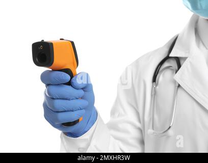 Arzt in Latexhandschuhen mit berührungslosem Infrarot-Thermometer auf weißem Hintergrund, Nahaufnahme. Temperaturmessung Stockfoto