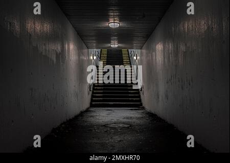 Kämpfen Sie mit Äxten und Messern im Tunnel unter den Gleisen, Frederikssund, Dänemark, 18. Februar 2023 Stockfoto