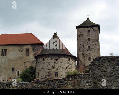 Ein wunderschöner Blick auf die Wasserburg Svihov vor dem Himmel in der Tschechischen Republik, aus nächster Nähe Stockfoto