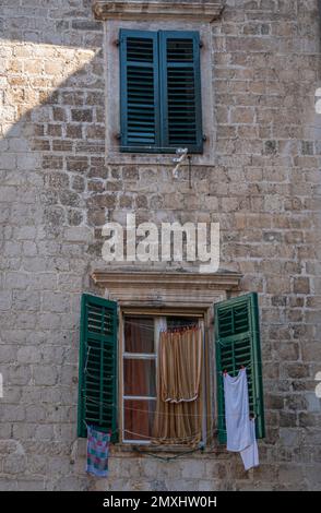 Wäscherei hängt vor einem Fenster in der Altstadt von Kotor, Montenegro Stockfoto