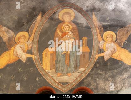 ROM, ITALIEN - 29. AUGUST 2021: Das Fresko der Madonna in der Kirche Chiesa di Santa Maria in Cosmedin aus dem 19. Jahrhundert im mittelalterlichen Stil. Stockfoto