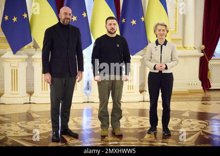 Kiew, Ukraine. 03. Februar 2023. Der ukrainische Präsident Volodymyr Zelenskyi (C), Ursula von der Leyen (R) der Europäischen Kommission und Charles Michel, Präsident des Europäischen Rates, nehmen am 3. Februar 2023 am 24. EU-Ukraine-Gipfel in Kiew (Ukraine) Teil. Foto: Pressestelle des ukrainischen Präsidenten/UPI. Kredit: UPI/Alamy Live News Stockfoto