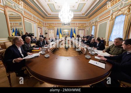 Kiew, Ukraine. 03. Februar 2023. Beamte der Ukraine und der EU nehmen am 3. Februar 2023 am 24. EU-Ukraine-Gipfel in Kiew (Ukraine) Teil. Foto: Pressestelle des ukrainischen Präsidenten/UPI. Kredit: UPI/Alamy Live News Stockfoto