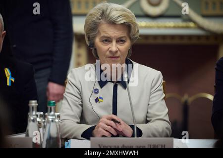 Kiew, Ukraine. 03. Februar 2023. Europäische Kommission Ursula von der Leyen, ukrainischer Präsident Volodymyr Zelenskyi (nicht gesehen) und Präsident des Europäischen Rates Charles Michel (nicht gesehen) nehmen am 3. Februar 2023 am 24. EU-Ukraine-Gipfel in Kiew (Ukraine) Teil. Foto: Pressestelle des ukrainischen Präsidenten/UPI. Kredit: UPI/Alamy Live News Stockfoto