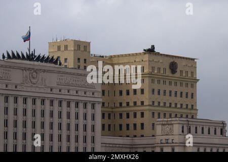 Moskau, Russland. 3. Februar 2023. Die russische Flagge befindet sich auf dem Dach des Gebäudes des Verteidigungsministeriums in Moskau. Das mittlere Boden-Luft-Raketen- und Flugabwehrsystem Pantsir-S1 ist weiter oben auf dem Dach zu sehen. (Kreditbild: © Vlad Karkov/SOPA Images via ZUMA Press Wire) NUR REDAKTIONELLE VERWENDUNG! Nicht für den kommerziellen GEBRAUCH! Stockfoto