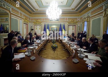 Kiew, Ukraine. 03. Februar 2023. Beamte der Ukraine und der EU nehmen am 3. Februar 2023 am 24. EU-Ukraine-Gipfel in Kiew (Ukraine) Teil. Foto: Pressestelle des ukrainischen Präsidenten/UPI. Kredit: UPI/Alamy Live News Stockfoto