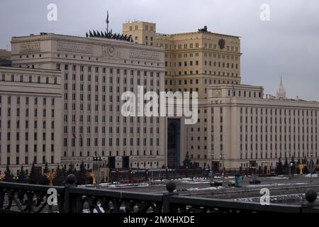 Moskau, Russland. 3. Februar 2023. Pantsir-S1 ist auf dem Dach des russischen Verteidigungsministeriums in Moskau zu sehen. Berichten zufolge wurde in drei weiteren Gebäuden im Zentrum von Moskau ein größerer Teil des Boden-Luft-Raketen- und Flugabwehrartilleriesystems installiert, um den Kreml von allen Seiten abzudecken. (Kreditbild: © Vlad Karkov/SOPA Images via ZUMA Press Wire) NUR REDAKTIONELLE VERWENDUNG! Nicht für den kommerziellen GEBRAUCH! Stockfoto