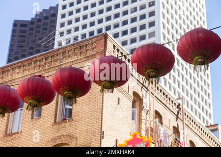 Rote und goldene chinesische Laternen hängen in Chinatown, San Francisco, Kalifornien, USA Stockfoto