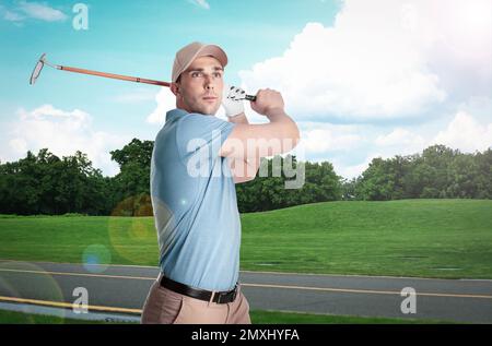 Junger Mann, der Golf auf einem Golfplatz mit grünem Gras spielt Stockfoto