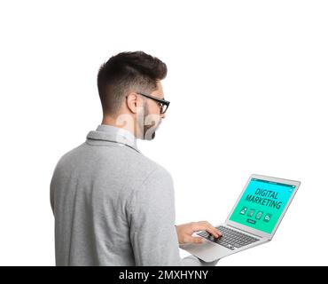 Digitales Marketingkonzept. Junger Mann mit Laptop auf weißem Hintergrund Stockfoto