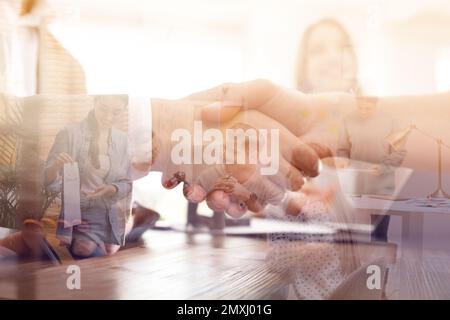 Doppelte Exposition von Teamarbeitern und Geschäftspartnern, die sich im Büro die Hand schütteln, Nahaufnahme Stockfoto