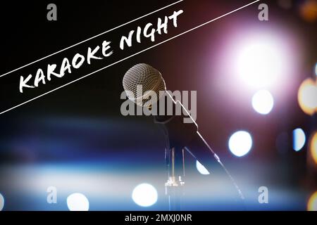 Modernes Mikrofon und Text-KARAOKE-NACHT auf dunklem Hintergrund Stockfoto