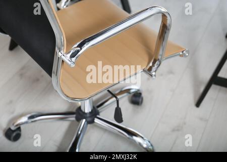 Moderner, komfortabler Bürostuhl im Zimmer, Nahaufnahme Stockfoto