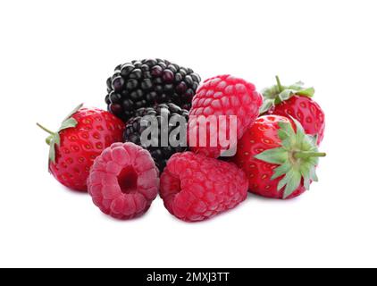 Ein Haufen Brombeeren, Himbeeren und Erdbeeren, isoliert auf weiß Stockfoto