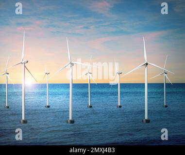 Schwimmende Windturbinen im Meer. Alternative Energiequelle Stockfoto