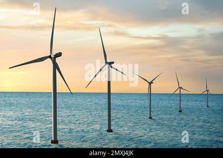 Schwimmende Windturbinen im Meer. Alternative Energiequelle Stockfoto