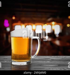 Frisches kaltes Bier auf einem Holztisch im Pub Stockfoto