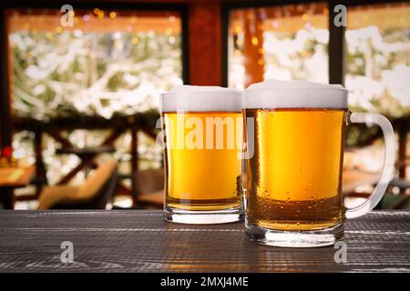 Frisches kaltes Bier auf einem Holztisch im Pub Stockfoto