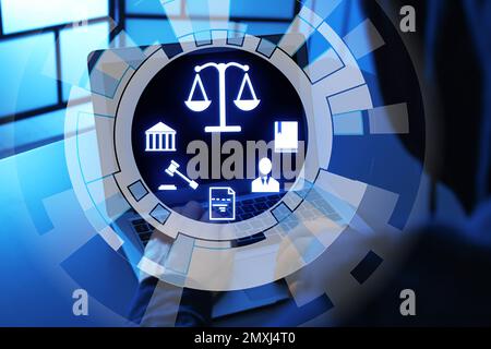 Gesetze, rechtliche Informationen und Online-Konsultation. Symbole und Mann, der ein Notebook im Hintergrund verwendet Stockfoto