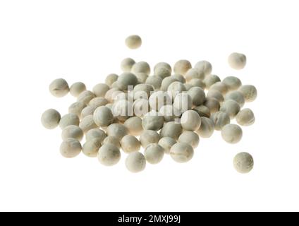 Stapel roher Trockenerbsen auf weißem Hintergrund. Gemüsesamen Stockfoto