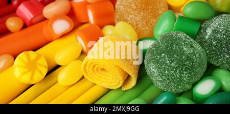 Köstliche bunte Kaubonbons als Hintergrund. Bannerdesign Stockfoto