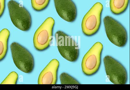 Flache Laienzusammensetzung mit frischen reifen Avocados auf hellblauem Hintergrund Stockfoto