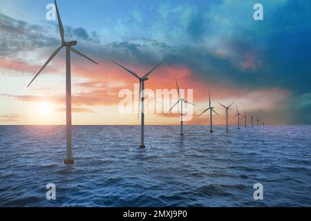 Schwimmende Windturbinen im Meer. Alternative Energiequelle Stockfoto