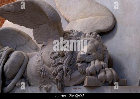 Das Canova-Denkmal in der Kirche Santa Maria Gloriosa dei Frari in Venedig, Italien Stockfoto