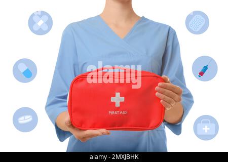 Arzt mit Verbandskasten auf weißem Hintergrund, Nahaufnahme Stockfoto