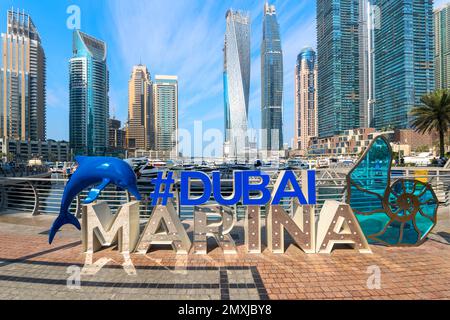 Das blau-weiße Logo-Schild am Eingang der Dubai Marina, einem großen Wohn- und Gewerbegebiet in Dubai, Vereinigte Arabische Emirate Stockfoto