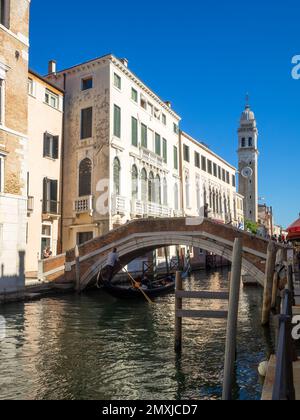 Eine Gondel fährt unter einer Brücke in Rio di San Lorenzo, Venedig Stockfoto