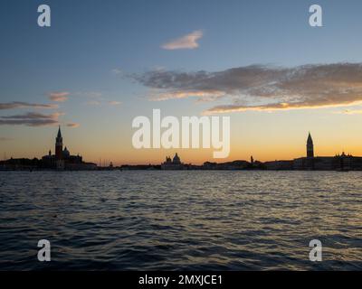 Skyline von Venedig bei Sonnenuntergang von San Giorgio bis San Marco Stockfoto