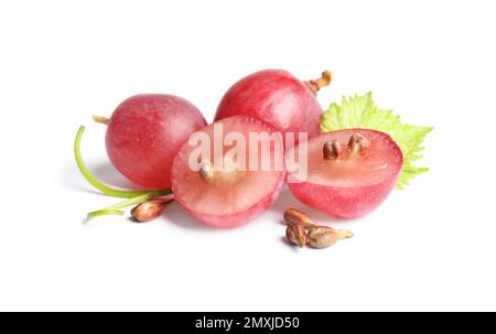 Rote Bio-Trauben und Samen auf weißem Hintergrund. Natürliche ätherische Ölzutat Stockfoto