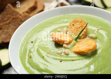 Leckere hausgemachte Zucchini-Creme-Suppe in der Schüssel, Nahaufnahme Stockfoto