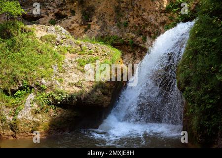 Honig-Wasserfälle in Kislowodsk, Russland. Wasserfälle im Canyon, Berglandschaft mit Felsen und Bach im Sommer. Thema Natur, Reisen, Tourismus Stockfoto