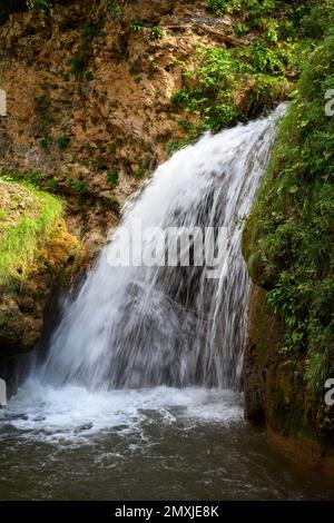 Honig-Wasserfälle in der Nähe von Kislovodsk, Russland. Wasserfälle in der Bergschlucht, vertikaler Blick auf Felsen und Bach im Sommer. Thema Natur, Reisen, Touristen Stockfoto