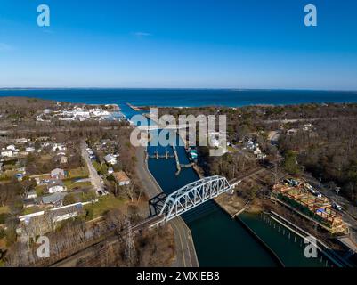 Ein Luftbild der Shinnecock Bridge auf Long Island, in Hampton Bays an einem sonnigen Tag Stockfoto