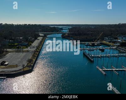 Eine Luftlinie aus dem blauen Wasser mit Brücken im Hintergrund in Hampton Bays, New York an einem sonnigen Tag Stockfoto