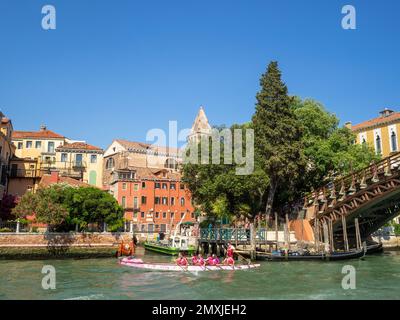 Kanufahren auf dem Canale Grande in Venedig Stockfoto