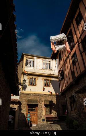 Malerischer detaillierter Blick auf den typischen Balkon und hängende Kleidung in einem Haus in der Stadt Potes, Kantabrien, Spanien, Europa Stockfoto