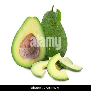 Geschnittene und ganze frische Avocados auf weißem Hintergrund Stockfoto