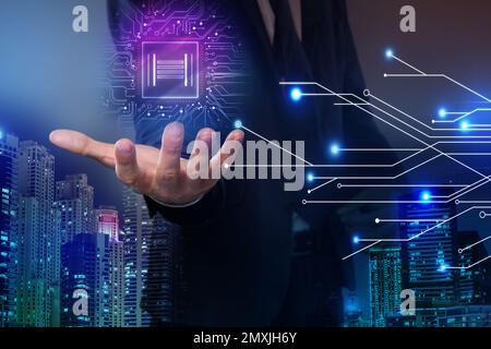 Mehrfache Darstellung von Geschäftsmann, Chip und Nacht Stadtbild, Nahaufnahme Stockfoto
