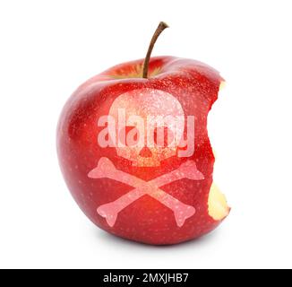 Gebissener Giftapfel mit Schädel- und Kreuzknochenbild auf weißem Hintergrund Stockfoto