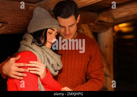 Ein hübsches Paar, das drinnen warme Pullover trägt. Wintersaison Stockfoto