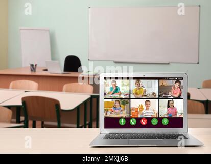 Fernunterricht während Quarantäne und Abriegelung durch Covid-19-Pandemie. Ein modernes Notebook, auf dem der Online-Unterricht im Klassenzimmer angezeigt wird Stockfoto