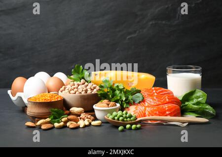 Verschiedene proteinreiche Produkte auf schwarzem Tisch Stockfoto