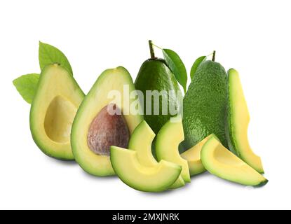 Geschnittene und ganze frische Avocados auf weißem Hintergrund Stockfoto